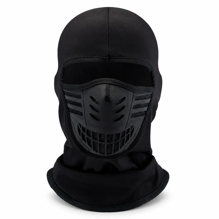 Helt sort ansigtsmaske set forfra på hvid baggrund, med gummilignende munddel, ovale ventilationshuller og netstribe. 7