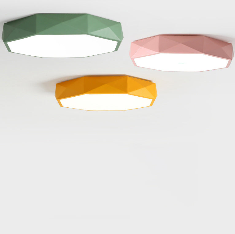 Grøn, pink og gul loftlampe set fra siden mod lys baggrund, facetteret kant og hvid diffuser 4