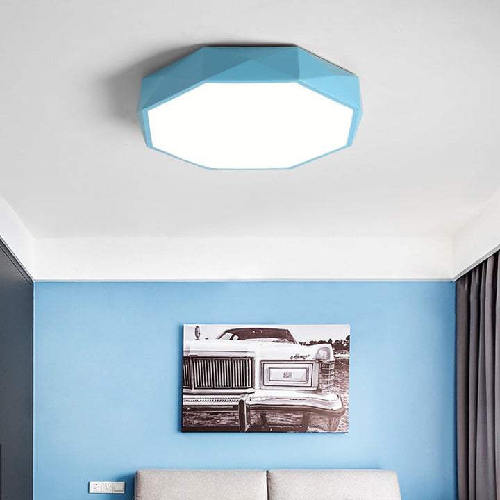 Blå ottekantet loftlampe på hvidt loft i et soveværelse med blå væg og sort-hvidt billede 3