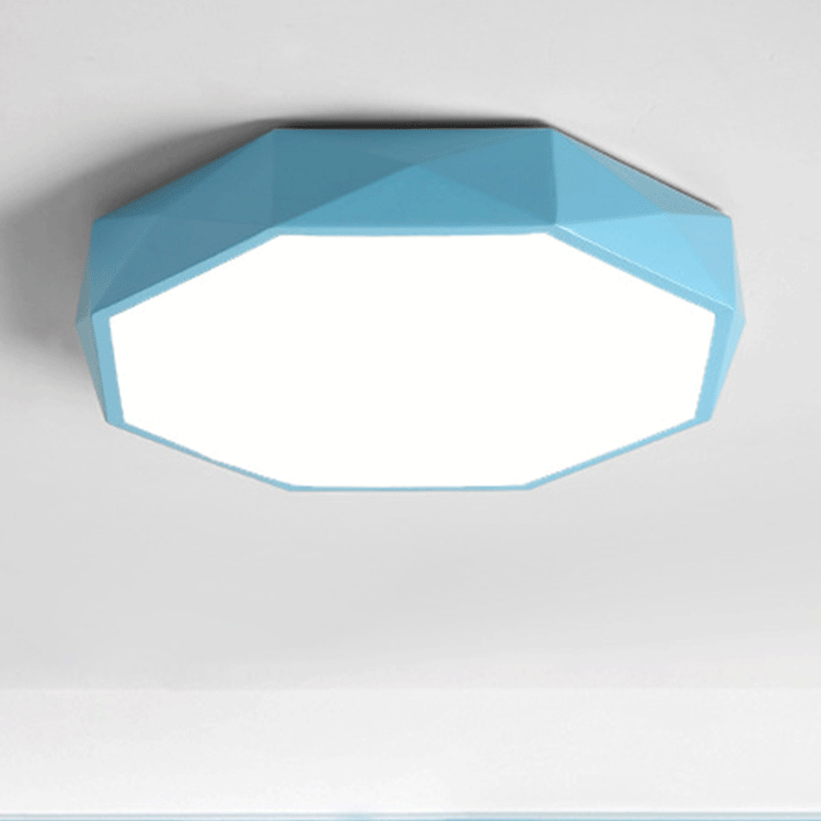 Blå loftlampe set skråt nedefra, med facetteret kant og hvid lysflade 5