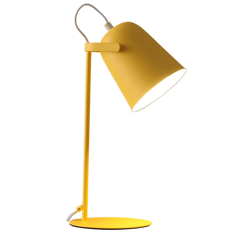 Gul skrivebordslampe frilagt på hvid baggrund med rund fod, tynd stang, drejelig skærm og hvidt ledningsstykke. 6