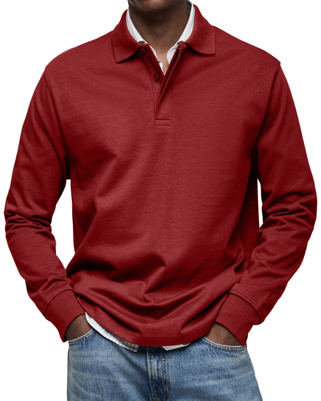 Langærmet poloshirt i rød, båret af en model med stribet skjorte under og jeans, set forfra. 11