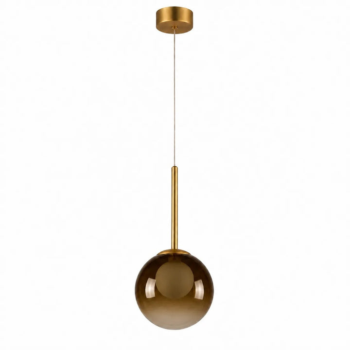 Ravfarvet glaskuglelampe med messingstang og loftsrosette, slukket, på hvid baggrund 7