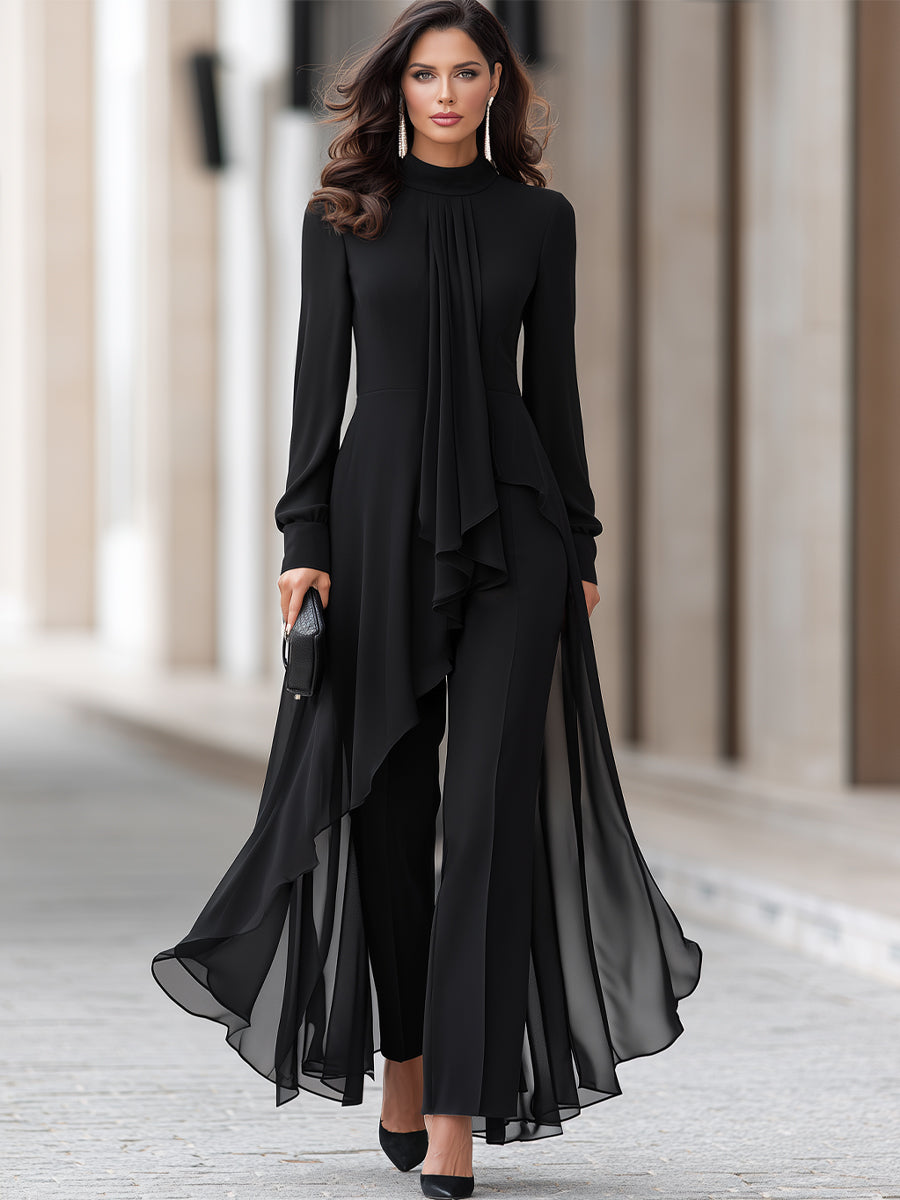 Helfigursbillede af model i sort sæt med lang, asymmetrisk chiffon-tunika, vide bukser, sorte pumps og lille clutch. 2
