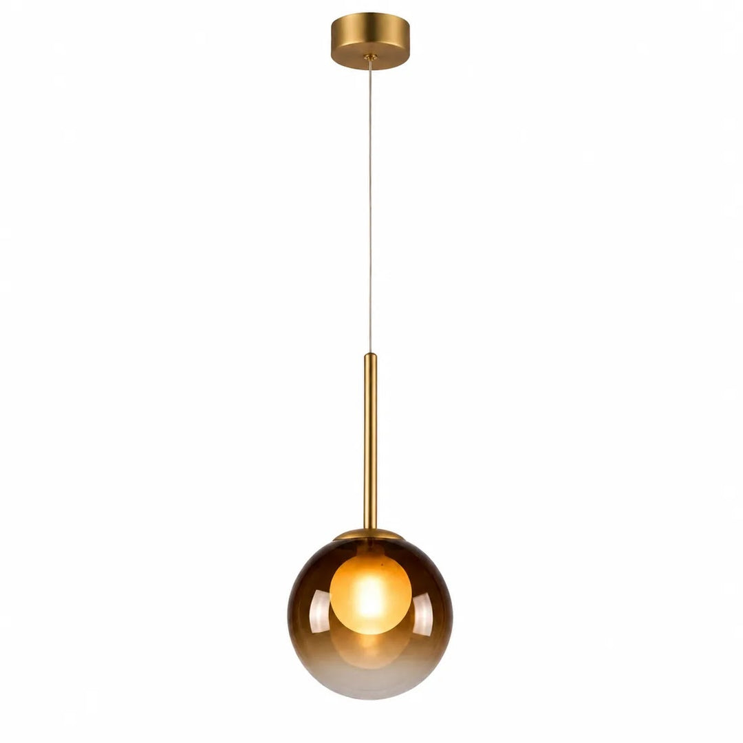 Tændt ravfarvet glaskuglelampe med messingstang og loftsrosette, frilagt på hvid baggrund 9