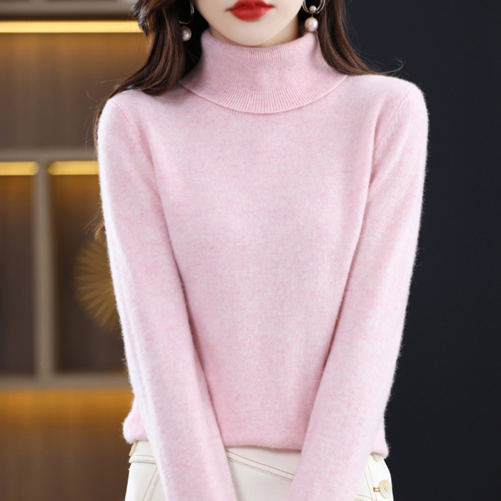 Model i meleret lyserosa rullekravesweater set forfra, kombineret med hvid nederdel med knapper. 8
