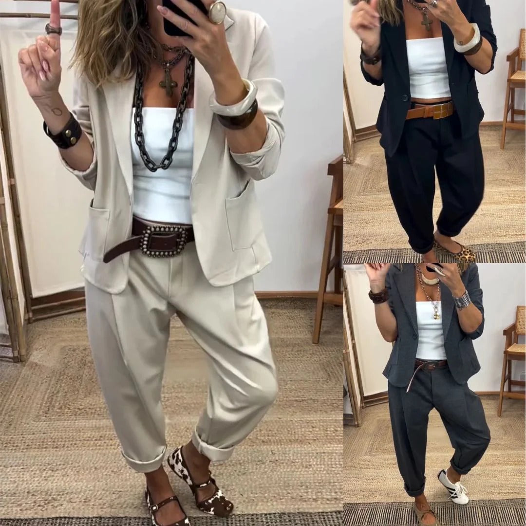 Samme collage med jakkesættet i beige, sort og mørkegrå, båret af model med hvid top og brune accessories. 5