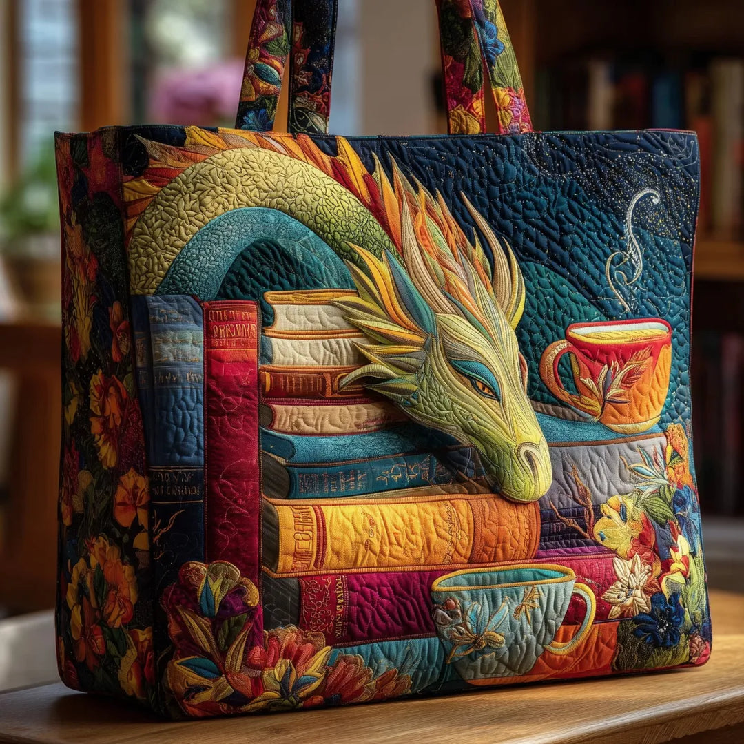 Farverig vatteret totebag set forfra på et træbord, med grøn drage hvilende på bogstabel, to krus og blomster på siderne. 1