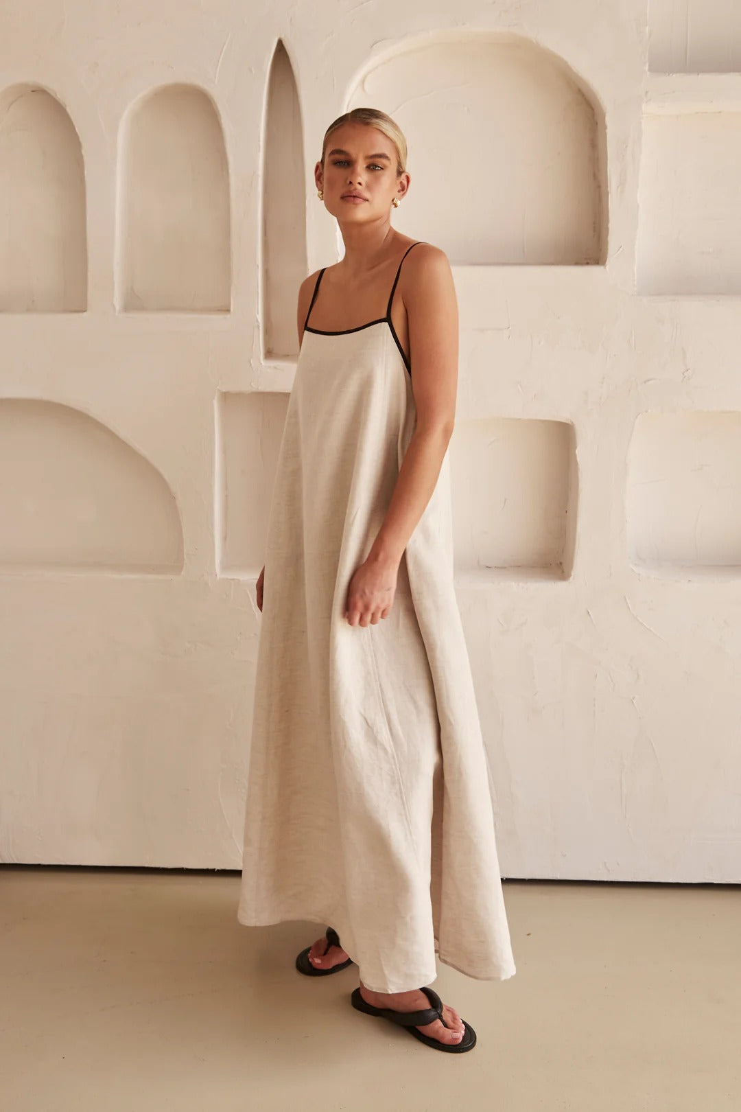Beige sommerkjole med feminint silhuet – Isara