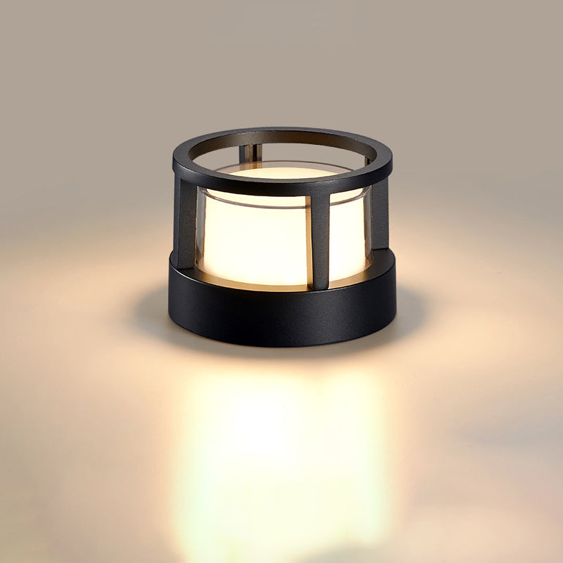 Rund sort lampe med åben ringramme øverst, så den lysende skærm kan ses indefra. 9