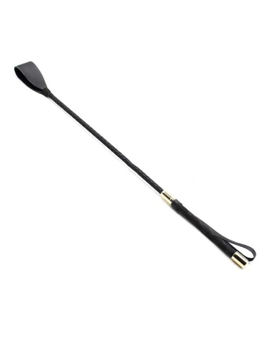 Sort pisk i hele sin længde set skråt ovenfra, med flad lædersmæk i toppen, flettet skaft og guldfarvede metalbeslag. 1