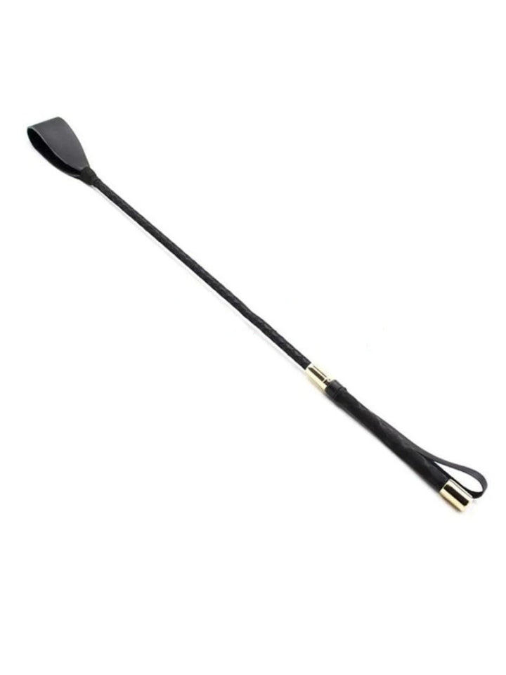 Sort pisk i hele sin længde set skråt ovenfra, med flad lædersmæk i toppen, flettet skaft og guldfarvede metalbeslag. 1