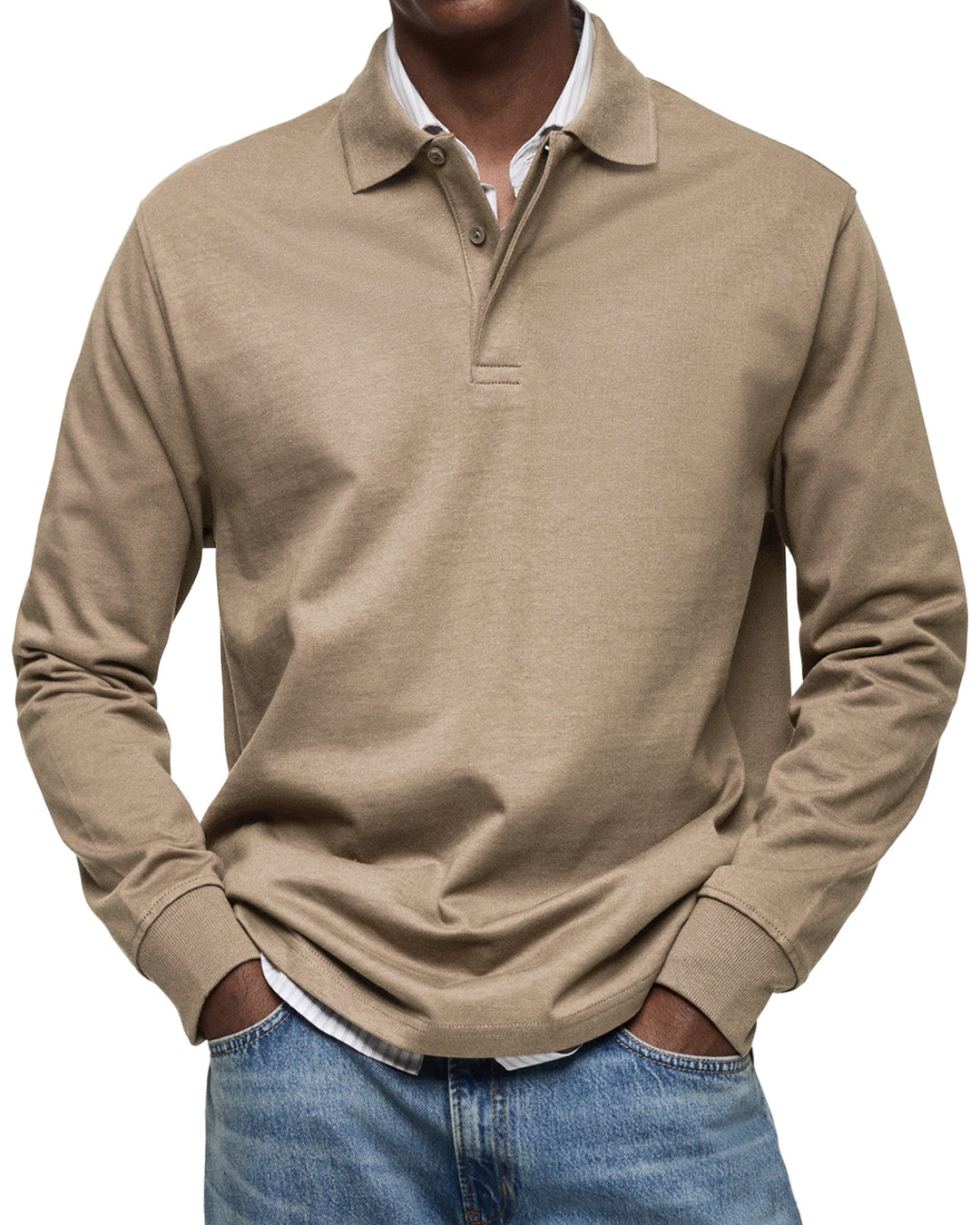Langærmet poloshirt i sandbeige, båret af en model med stribet skjorte under og jeans, set forfra. 8