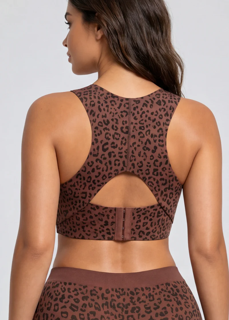 Model set bagfra i bh med leopardmønster, racerryg, åben udskæring og krogelukning på ryggen. 11
