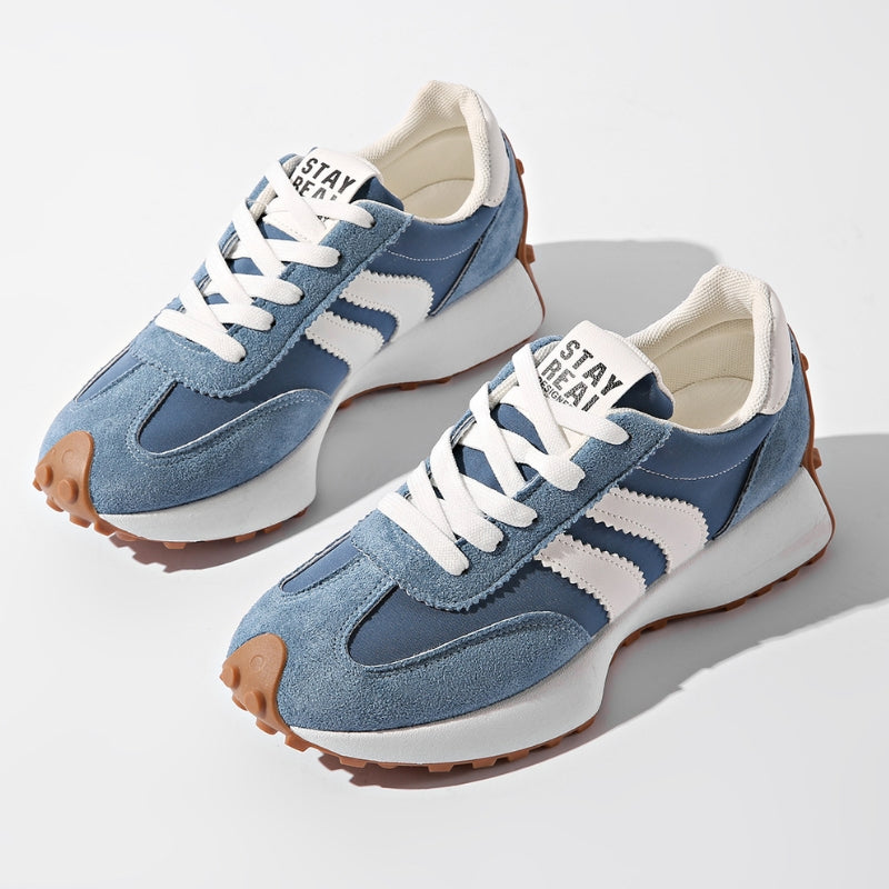 Et par blå ruskindssneakers med hvide striber og tyk hvid plateausål set ovenfra på hvid baggrund 2