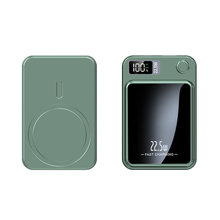 Grøn powerbank vist fra begge sider: bagsiden med magnetisk ring og forsiden med spejlfront og display. 4