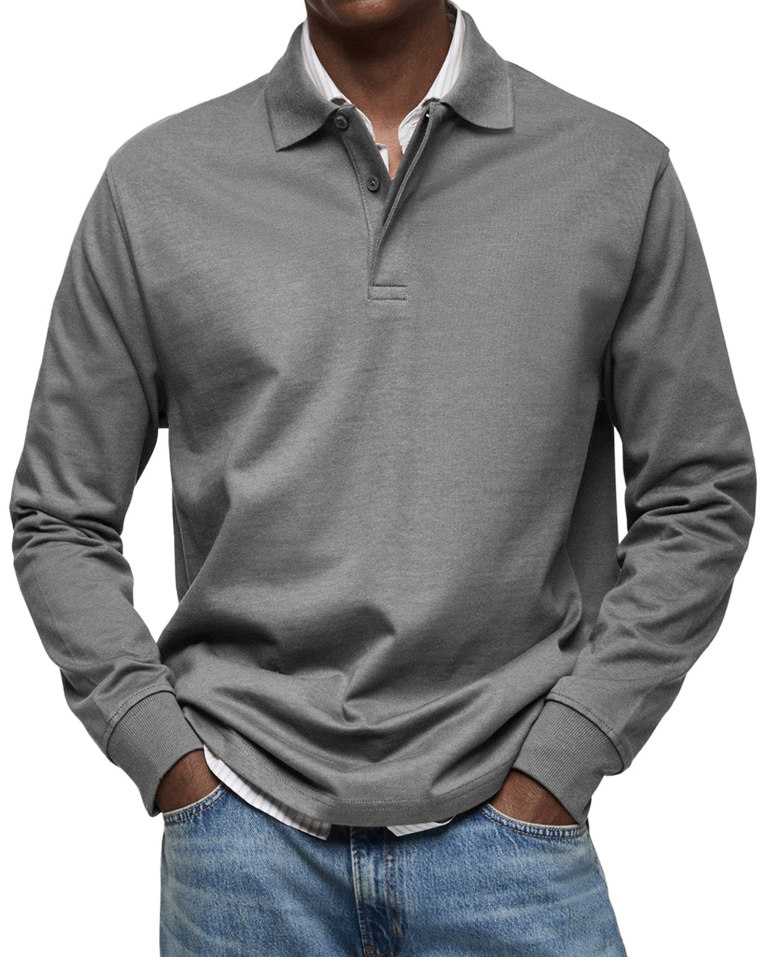 Langærmet poloshirt i mellemgrå, båret af en model med stribet skjorte under og jeans, set forfra. 6