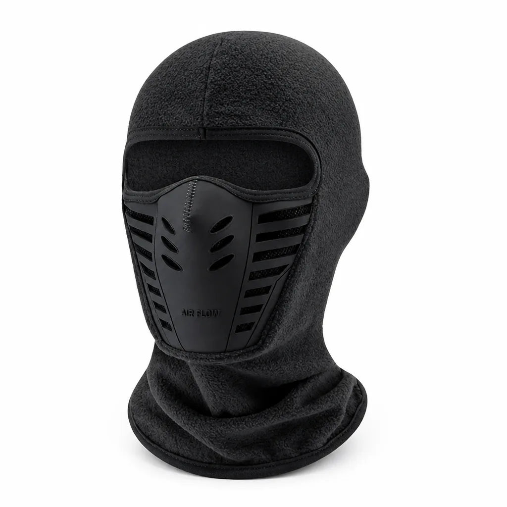 Sort fleece-ansigtsmaske set skråt forfra med ensfarvet munddel, ovale ventilationshuller og vandrette ventilationsriller. 8