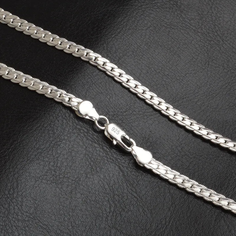 Silberne 925 Halskette mit Karabinerverschluss auf schwarzem Hintergrund, Schmuckaccessoire.