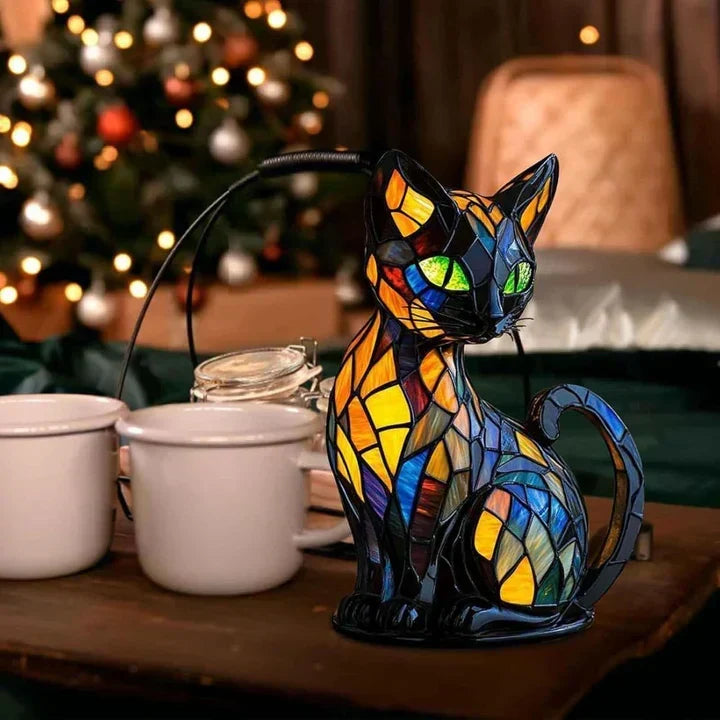 Kattelampen på et træbord ved to hvide krus og et juletræ med lyskæde 3