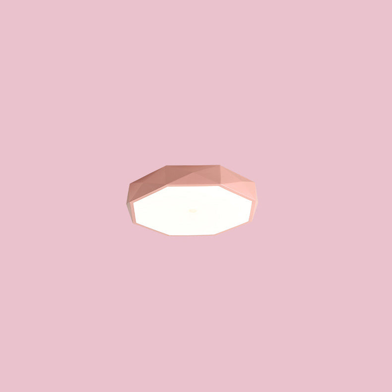 Pink ottekantet loftlampe på pink baggrund, set fra siden med lysende hvid diffuser 11