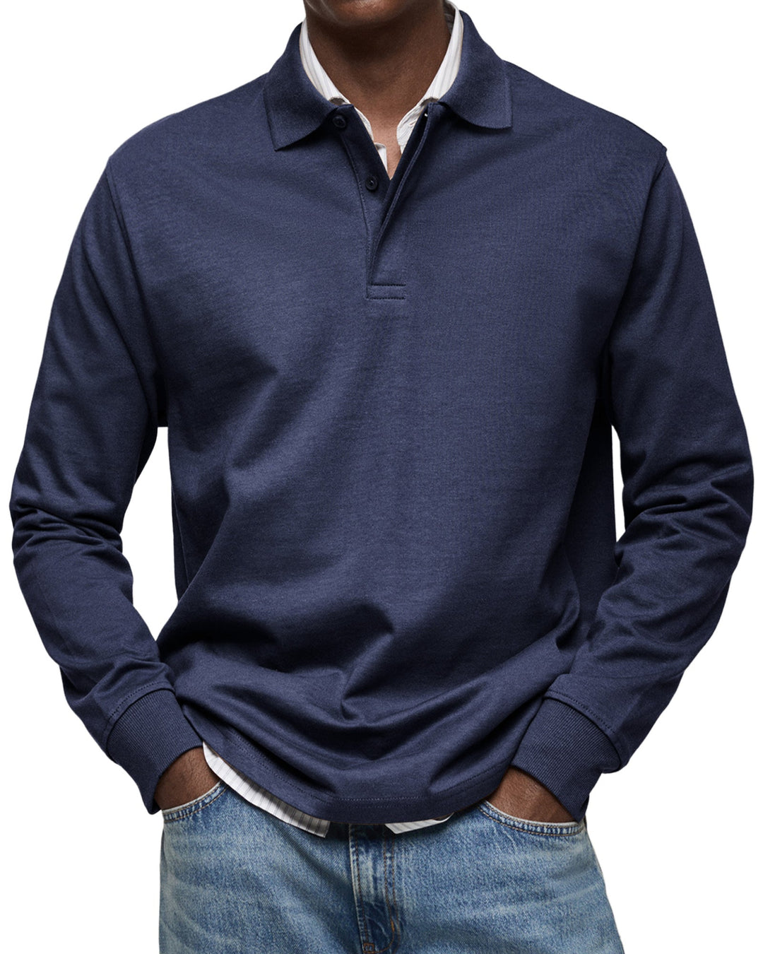 Langærmet poloshirt i mørk marineblå, båret af en model med stribet skjorte under og jeans, set forfra. 3