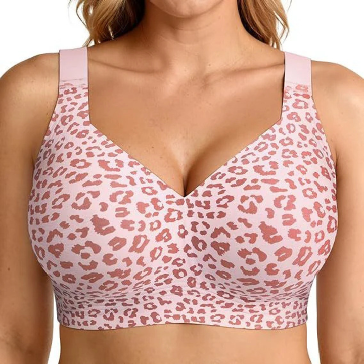 Lyserød trådløs bh med rosa leopardmønster, set forfra på model med brede skulderstropper 11