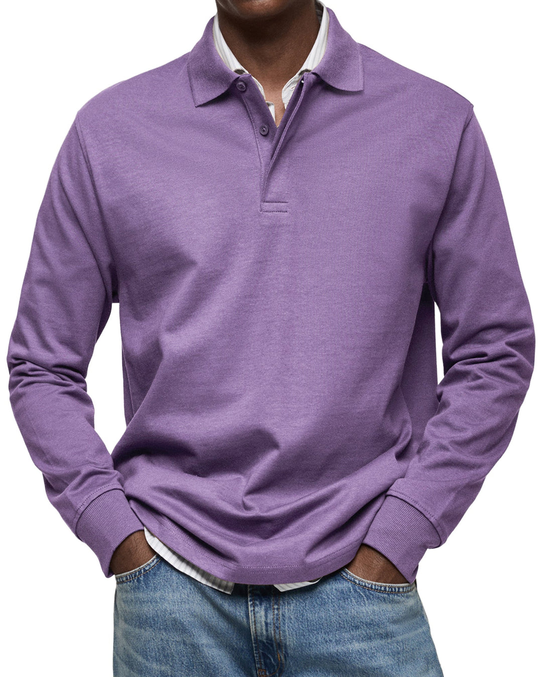 Langærmet poloshirt i lilla, båret af en model med stribet skjorte under og jeans, set forfra. 9