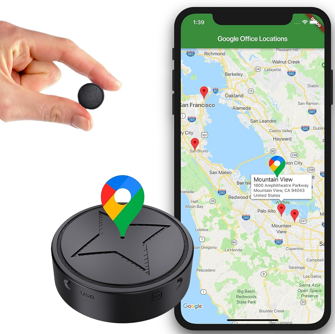 Lille sort rund tracker holdt mellem to fingre, forstørret model med stjernemønster og en smartphone, der viser et kort med markerede positioner. 1