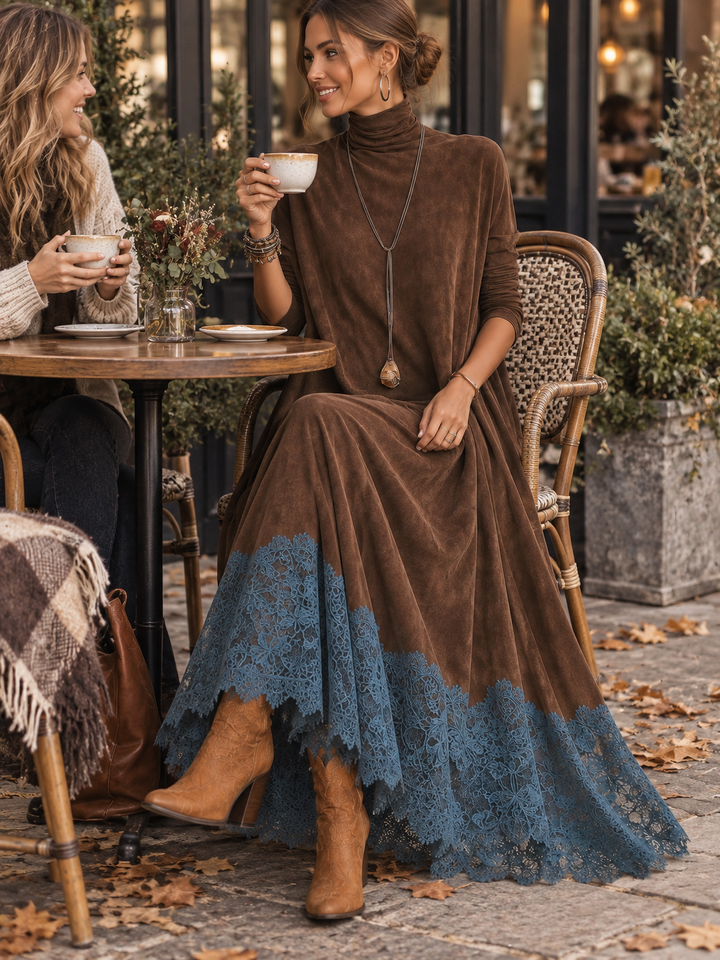 Model i brun kjole med blå blondekant, siddende på en café med en kop kaffe 6