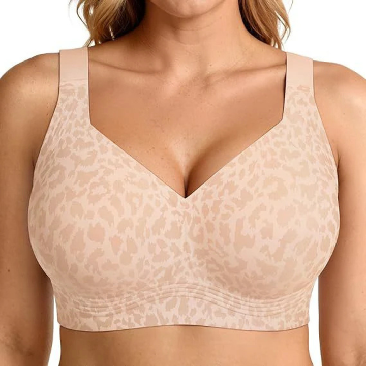 Beige trådløs bh med tonet leopardmønster, set forfra på model med brede skulderstropper 9
