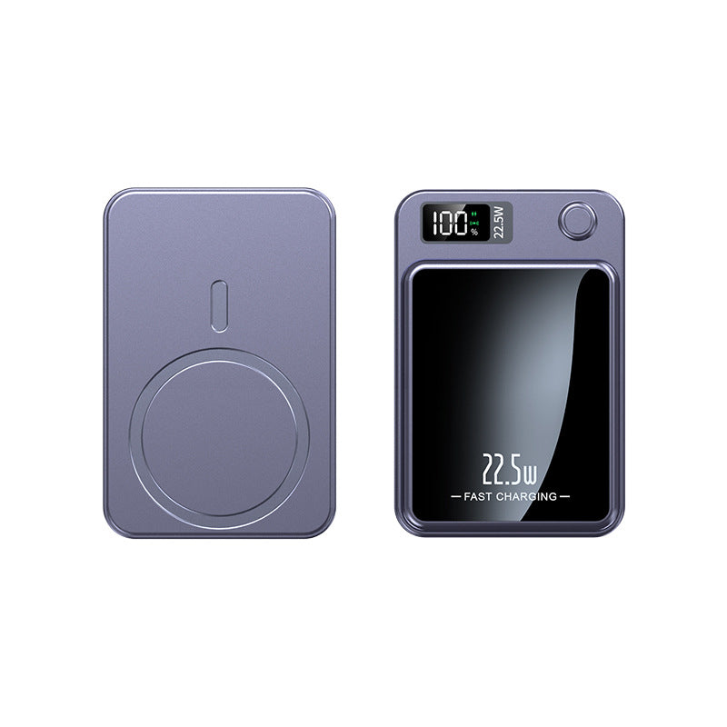 Lilla powerbank set bagfra med magnetisk ring og forfra med spejlfront, batteridisplay og tændknap. 3