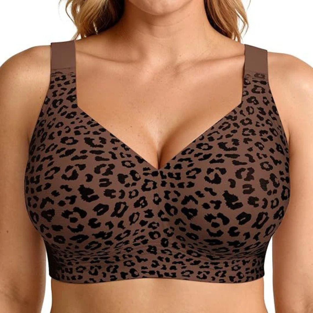 Brun trådløs bh med sort leopardmønster, set forfra på model med brede skulderstropper 10
