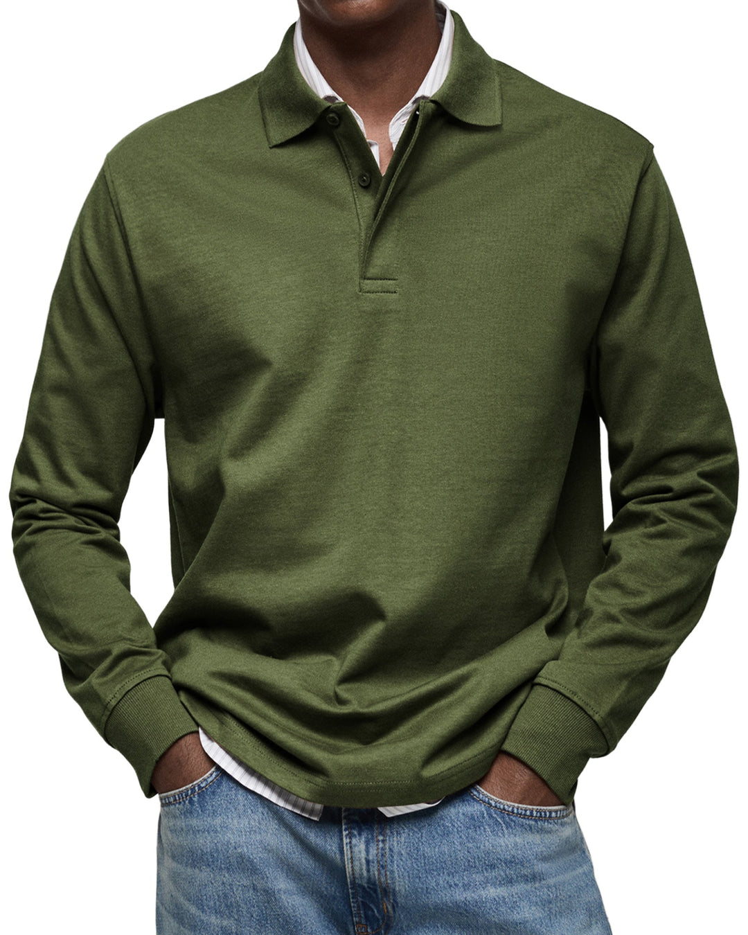 Langærmet poloshirt i mørk olivengrøn, båret af en model med stribet skjorte under og jeans, set forfra. 10
