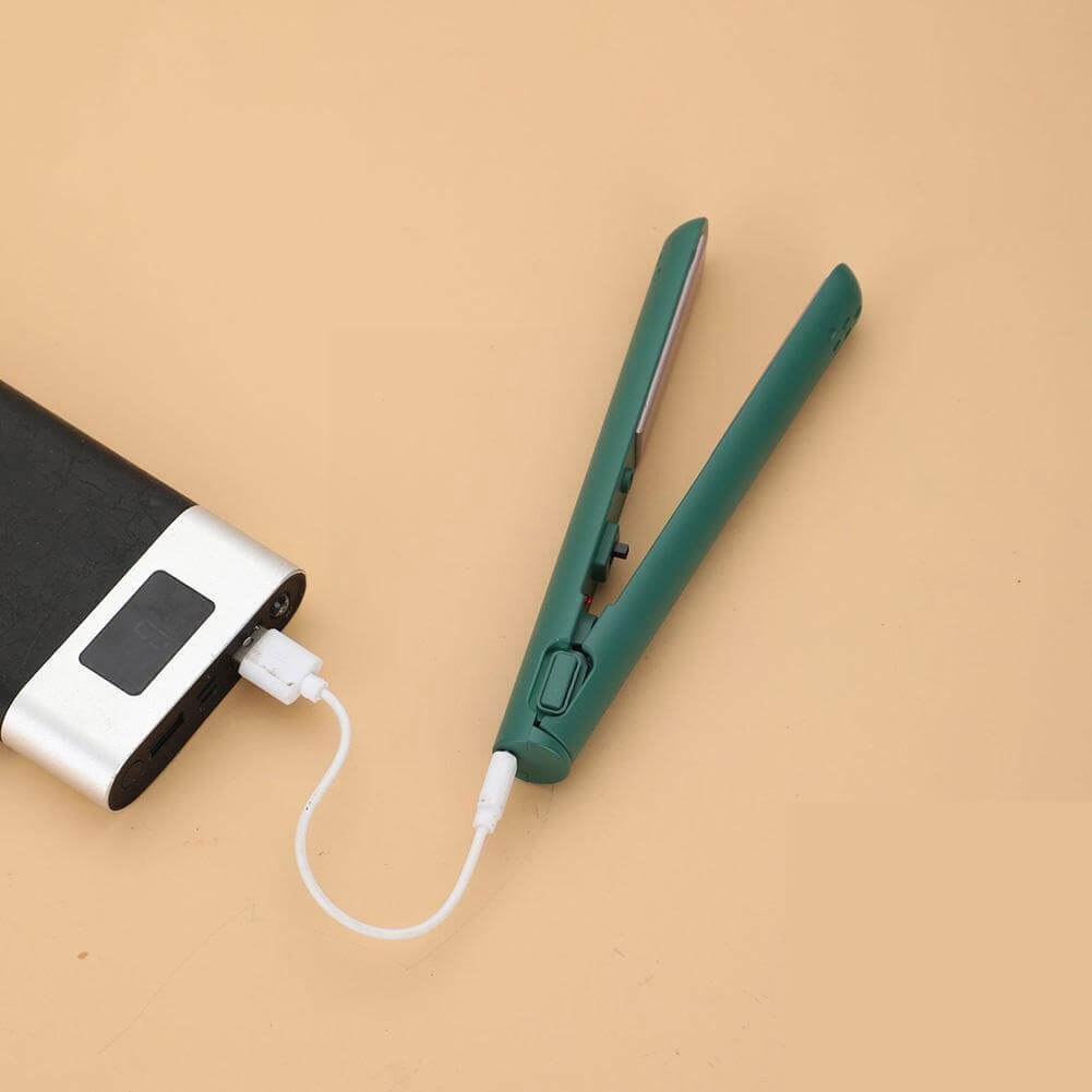 Grønt åbent mini-glattejern, der oplades fra en powerbank via et kort hvidt USB-kabel. 11