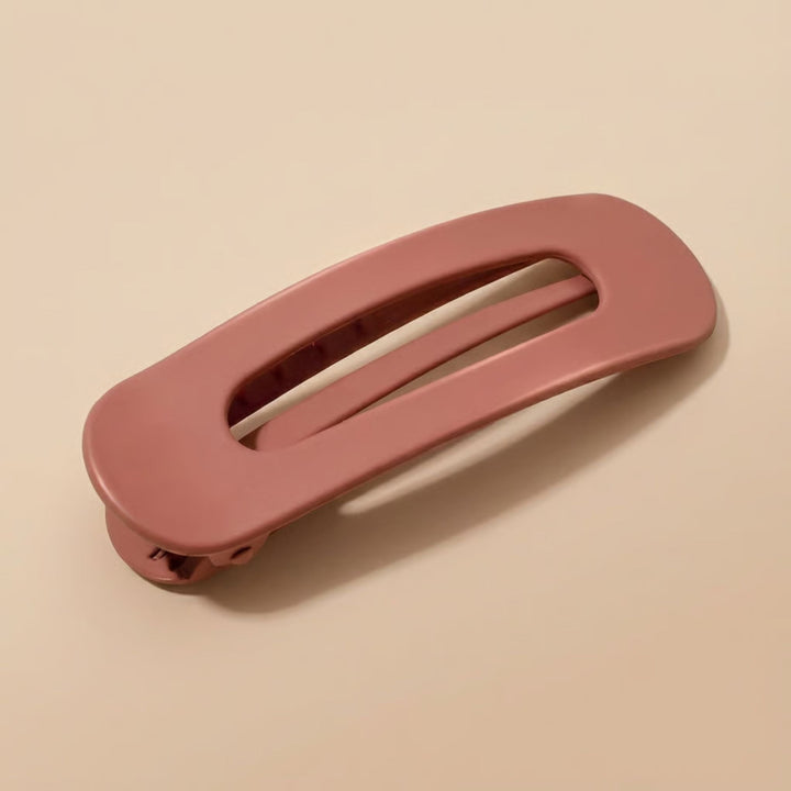 Flad hårklemme i mat terrakotta set fra siden med synlig fjederlukning 9