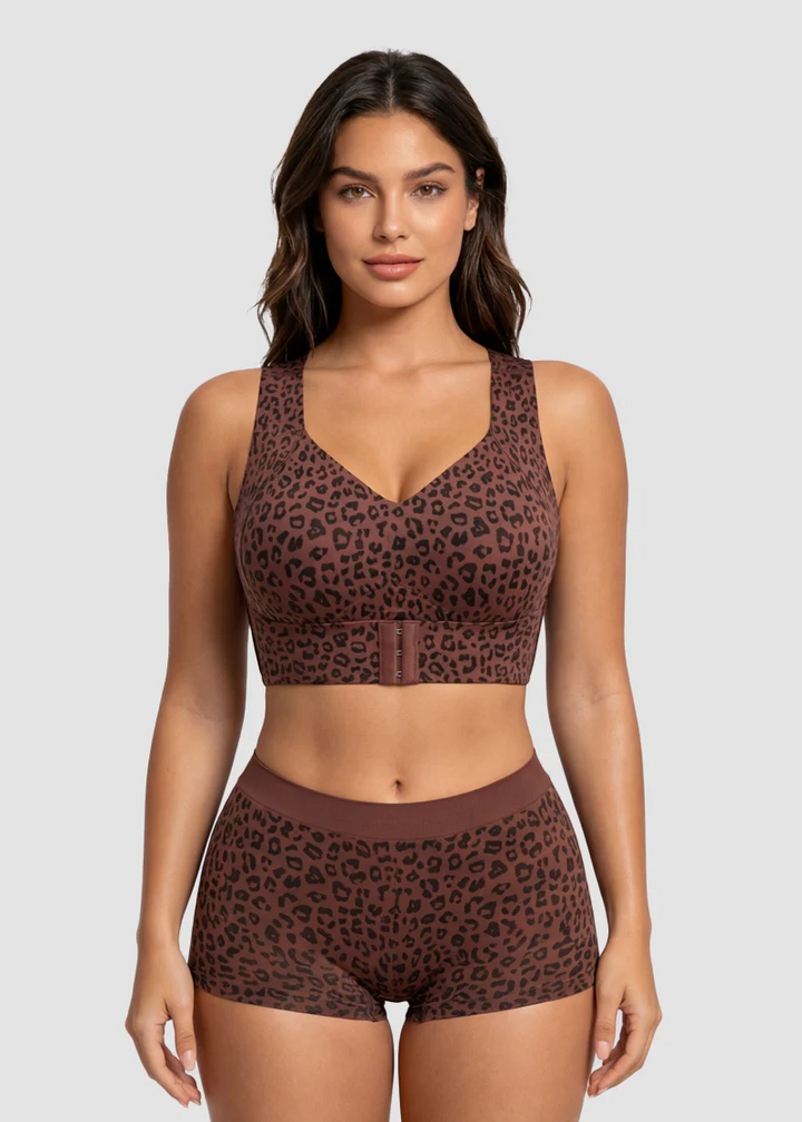Model set forfra i bh og shorts med leopardmønster i brun og sort, med V-hals og frontlukning. 8