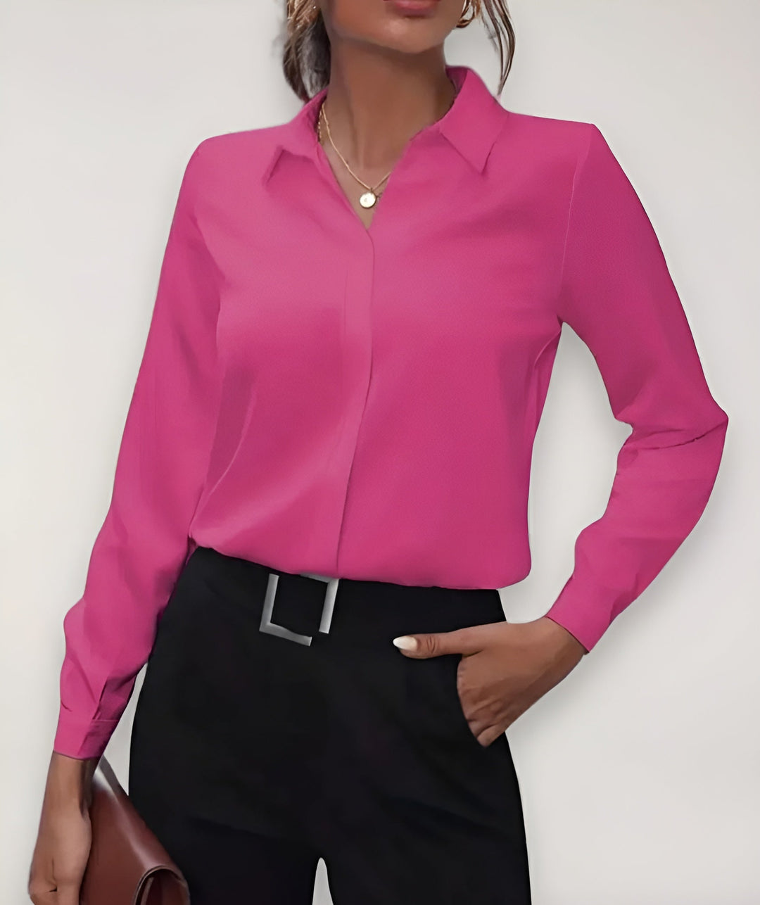 Model set forfra i pink bluse med lange ærmer, sorte bukser og hånd i lommen 4