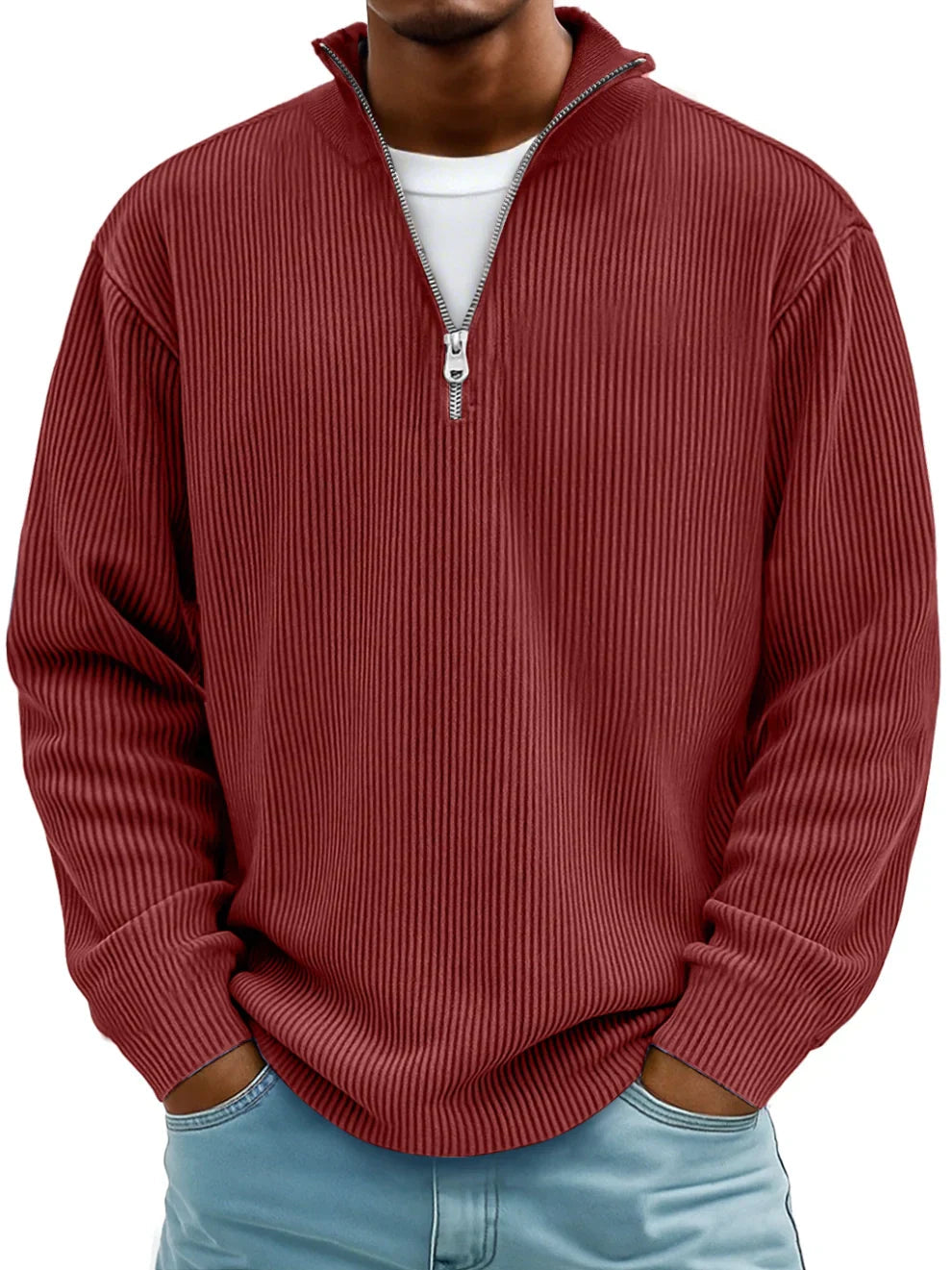 Model i rød ribstrikket sweater med lynlås ved halsen, hænderne i jeanslommerne 10