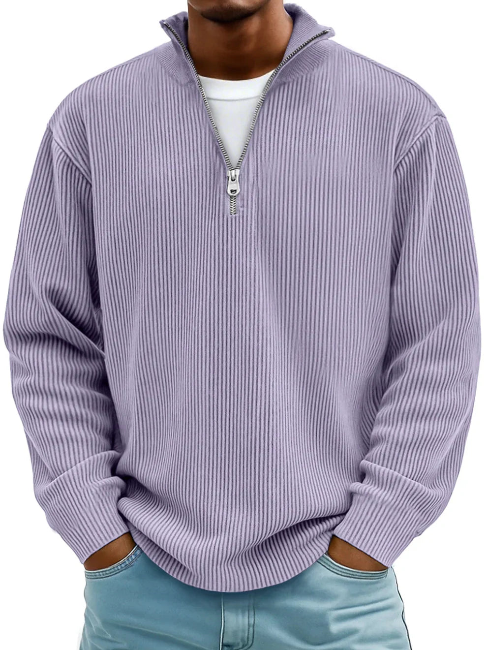 Model i lilla ribstrikket sweater med halv lynlås og høj krave, set forfra 9
