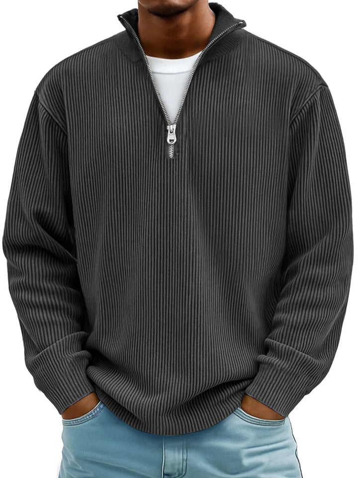 Model i mørkegrå ribstrikket sweater med halv lynlås, bæres med lyseblå jeans 7