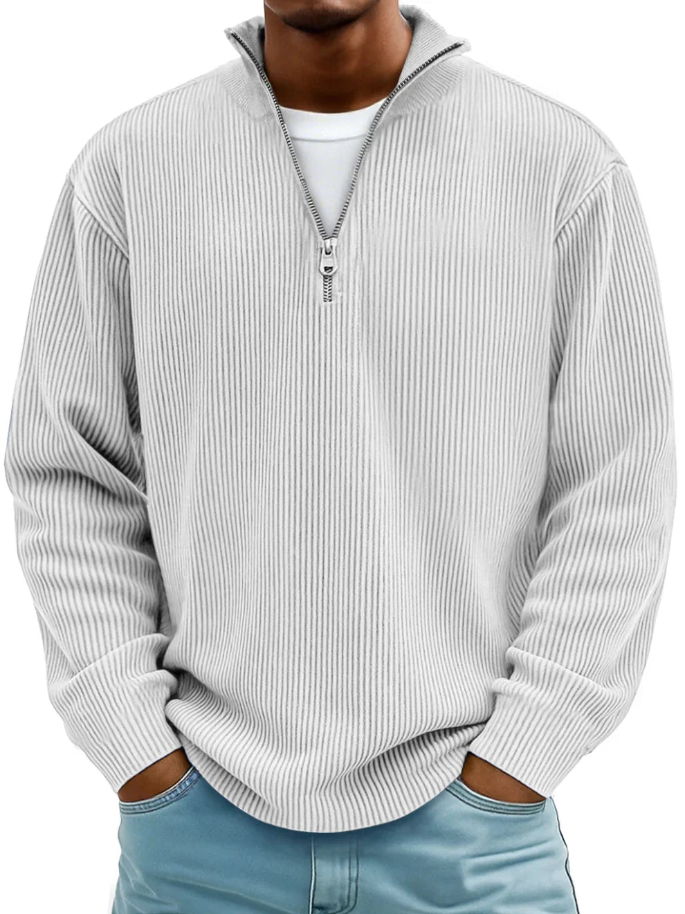 Model i lysegrå, næsten hvid ribstrikket sweater med lynlås og stående krave 6