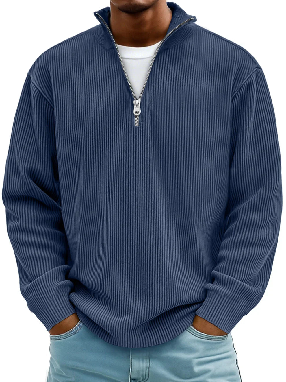 Model i mørkeblå ribstrikket sweater med halv lynlås og krave, set forfra 5
