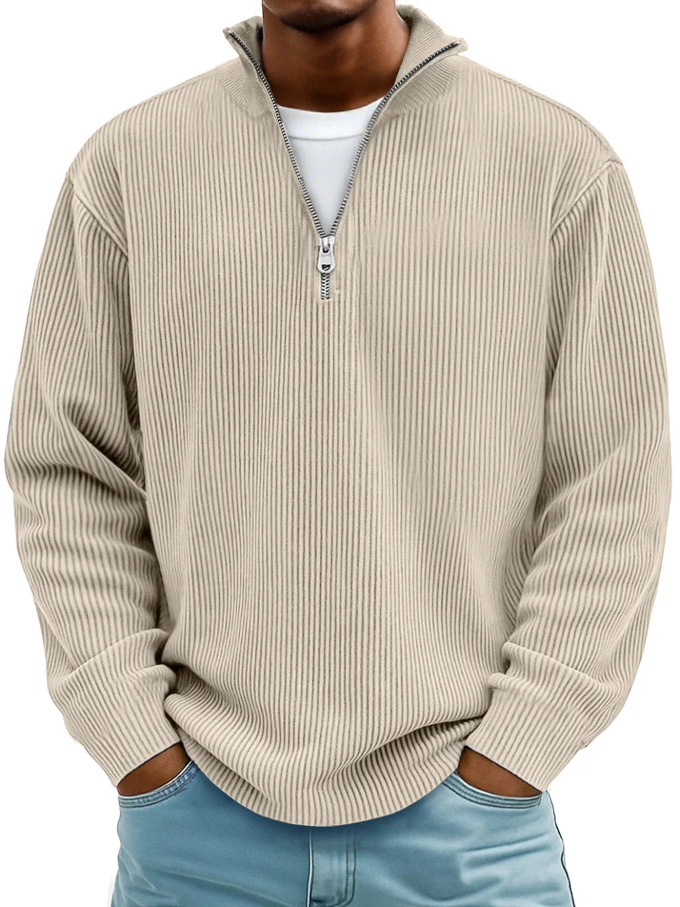 Model i beige ribstrikket sweater med lynlås ved halsen, hænderne i lommerne på jeans 4