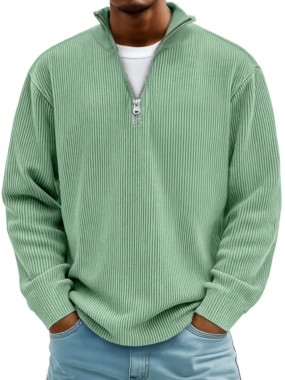 Model i mintgrøn ribstrikket sweater med halv lynlås, bæres over hvid t-shirt og jeans 3