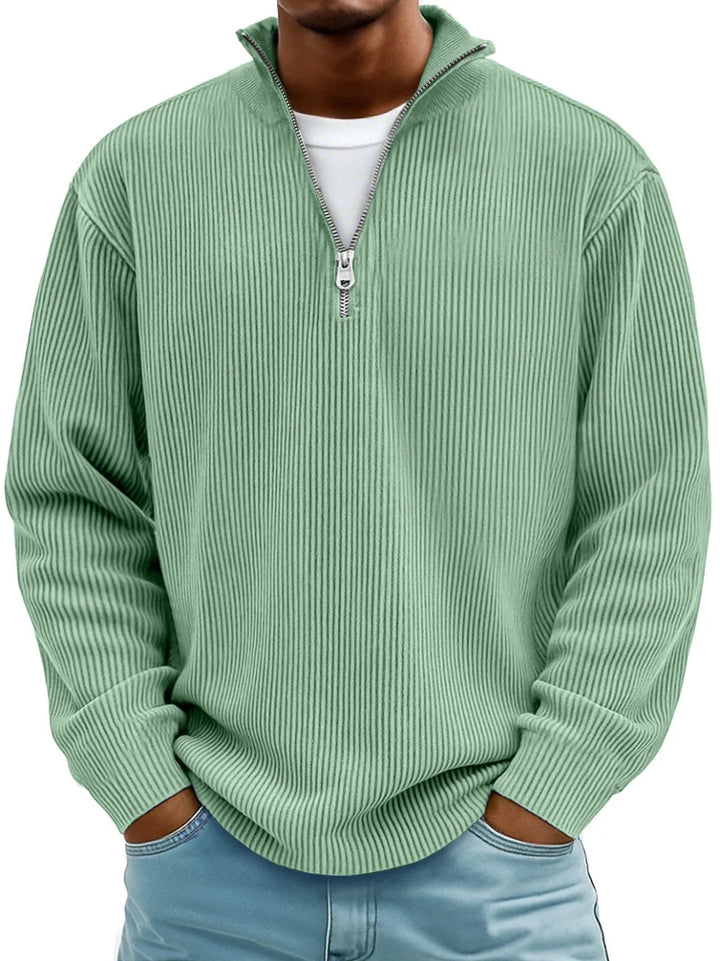 Model i mintgrøn ribstrikket sweater med halv lynlås, bæres over hvid t-shirt og jeans 3