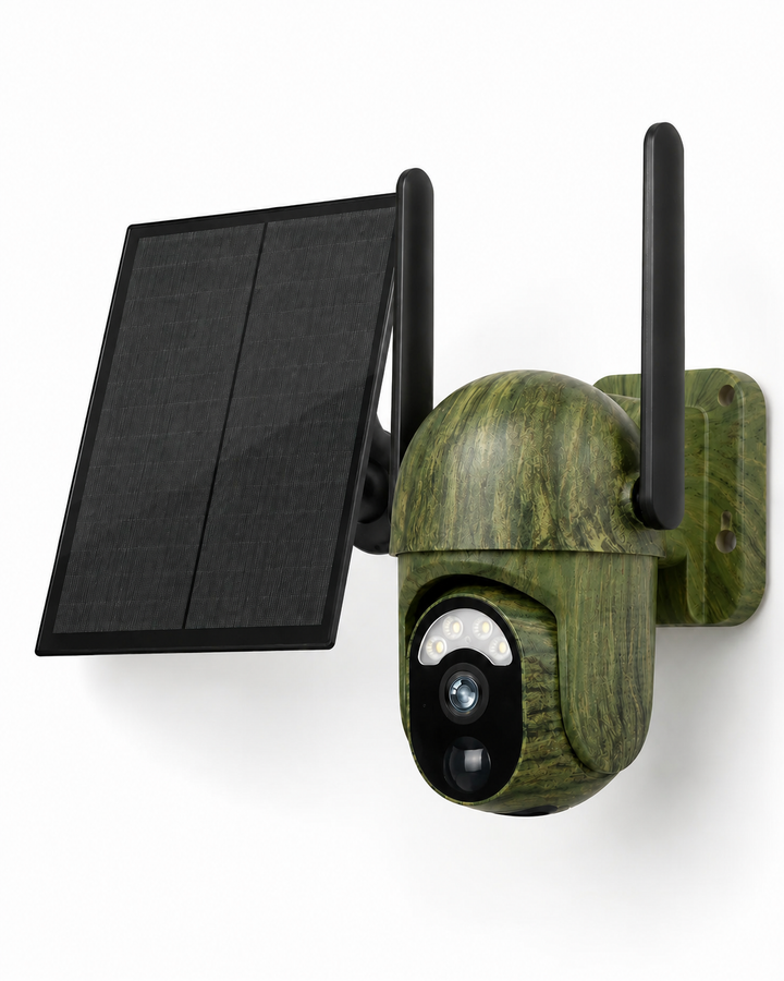 Kamera med trælignende grøn camouflage, solcellepanel, to sorte antenner og vægbeslag, set skråt forfra på hvid baggrund. 1