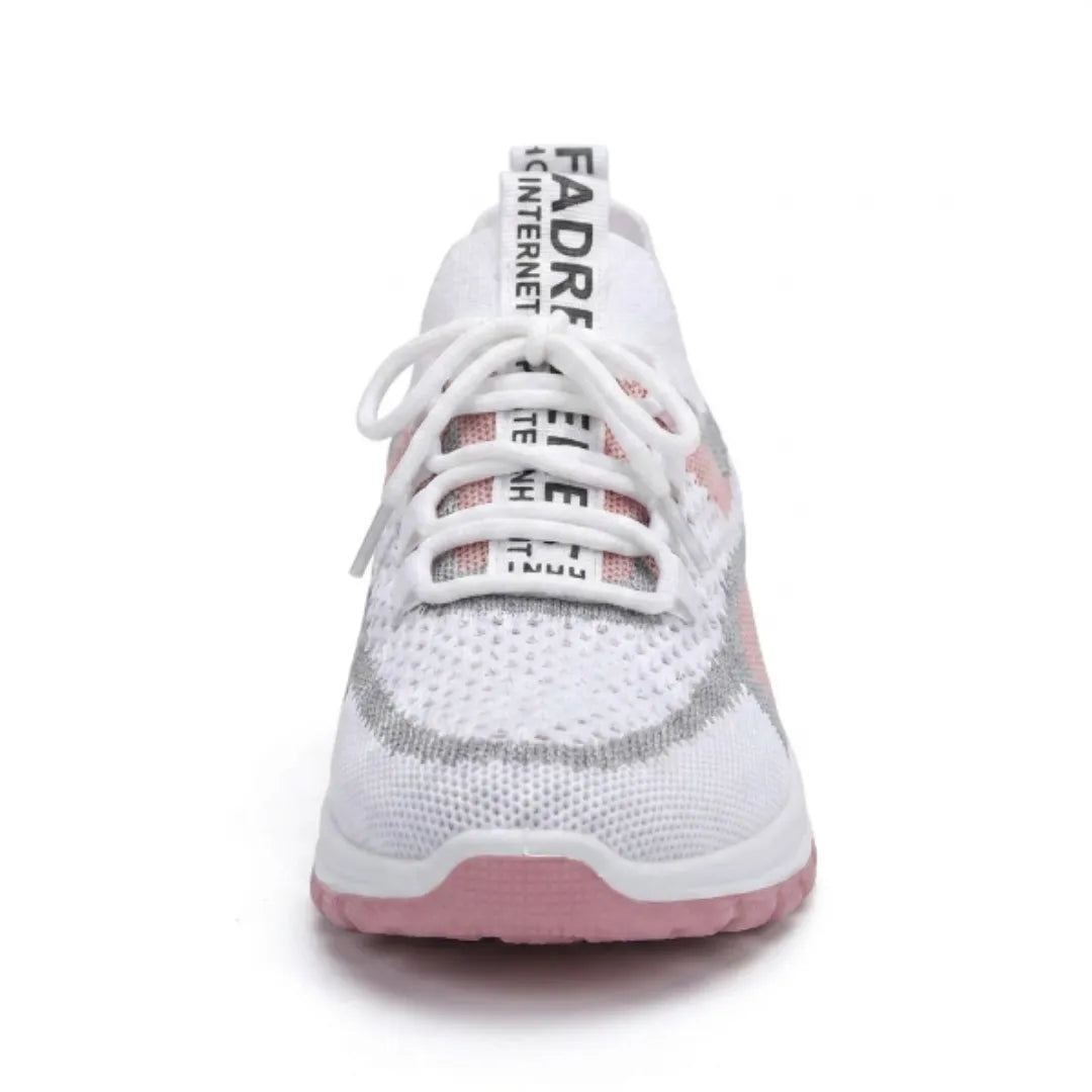 Hvid sneaker med lyserøde og grå detaljer set direkte forfra, med snøring, mesh-overdel og lyserød sål. 26