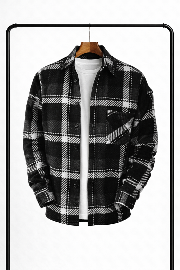 Overshirt i sort og hvid ternet mønster set forfra på bøjle, åben over hvid t-shirt med brystlomme. 3