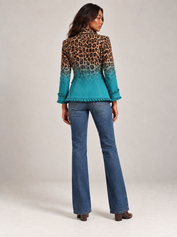 Den turkise leopardblazer set bagfra på model, med gradient fra leopardprint til turkis og flæser ved ærmer og bund. 3